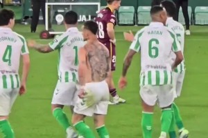 只有他脱衣🤣贝蒂斯大胜升至欧冠区，赛后安东尼与队友疯狂庆祝