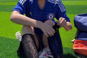 韩老师：我踢球就穿这袜子😍镂空不闷不出汗不臭~