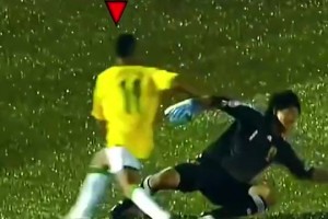 内马尔年轻时的人球分过，与他的偶像“球王”贝利如出一辙😉