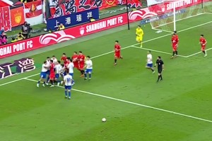 麦麦提江经典拱火时刻：4分钟3红把海港前主帅整跪下了🫠