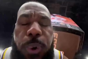 詹姆斯撒镁粉专属视角 撒完还吹一下镜头怪贴心的😂😂😂