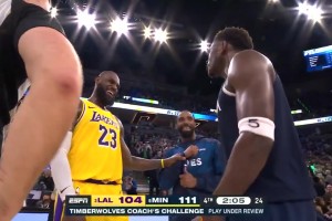 心态真好！最后时刻湖人落后7分，詹姆斯与爱德华兹场边有说有笑