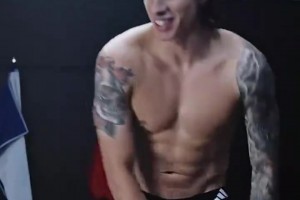 真男模😁！卡拉菲奥里成阿迪内衣形象大使