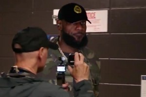 G3客战森林狼！老詹入场这穿搭&眼神，有点霸气啊~