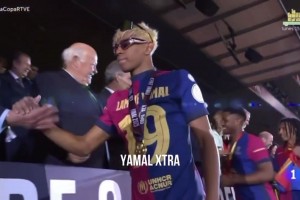 亚马尔太开心忘记领奖牌😅话说拉波尔塔是真喜欢这小子啊