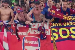 还有我厂的事？巴萨球迷将阿森纳队旗带到了国王杯看台🤣
