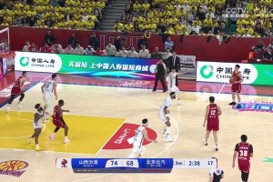 迪亚洛篮下和杰曼缠斗💥迪亚诺搂脖子+挥拳，裁判回看后维持杰曼普通犯规吹罚