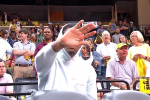 缺阵目睹被横扫！莫兰特不想上镜手挡镜头 导播随即了个角度😅