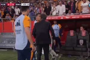 脾气火爆！吕迪格不满判罚想冲进场，助教差点都拦不住