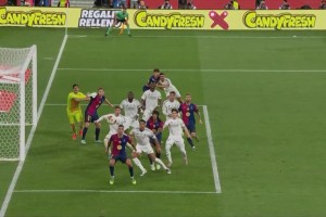 奥尔莫主罚角球击中立柱！后点库巴西对抗中倒地没能补射！