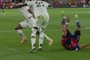 是犯规吗？费兰禁区内被吕迪格勾倒！向主裁判抱怨没有表示！