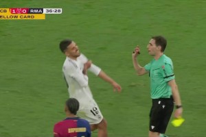 双方激烈对抗！皇马反击马丁铲倒琼阿梅尼染黄！