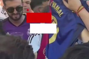 皇马球迷撕坏亚马尔球衣，有人拿出打火机试图焚烧🤯