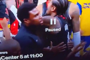 仔细看杰伦-格林赛后指着追梦，手指上的黑色指甲油清晰可见！