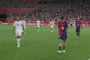 对判罚不满！上半场结束巴斯克斯找主裁判理论！