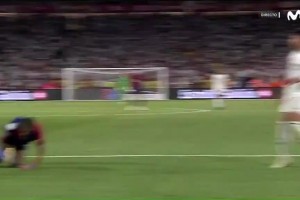 拉菲尼亚领到黄牌后：我没有要求裁判你罚点球啊，你在搞啥🫠