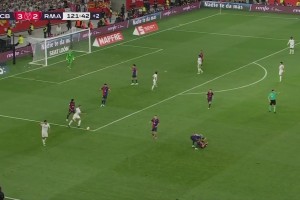 罕见行为😳吕迪格不满判罚怒喷裁判+扔东西，被红牌罚下