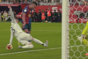 拉菲尼亚横传禁区，皮球击中巴尔韦德的手！主裁判没有判罚！