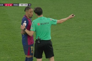 没有点球！拉菲尼亚倒地主裁判罚点球！查看VAR后改判假摔+染黄！