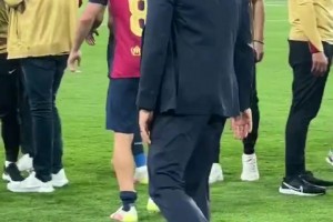 这次真笑了！弗里克赛后带着微笑和大伙儿拥抱🫠