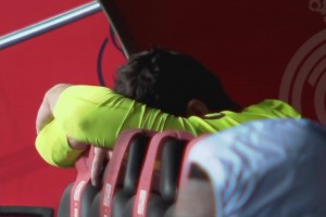 赛后巴萨球员疯狂庆祝，库尔图瓦把头埋在替补席