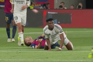 琼阿梅尼剪刀脚铲倒奥尔莫！被主裁出示黄牌警告！