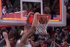 游走在规则的边缘！灯亮的时候，戈登的手到底有没有完全离开球呢？