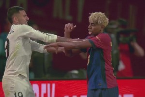 德比火药味！两人争抢皮球，塞巴略斯一掌打到亚马尔面部！