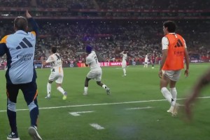 进场怒喷裁判！巴斯克斯最后时刻染红！