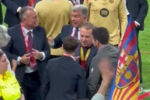 压力终于得到释放！弗里克和拉波尔塔赛后拥抱🫠