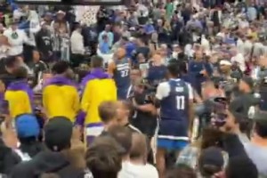 恩怨不少！终场后，华子带头来到湖人替补堆，双方轻微争吵