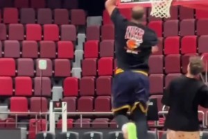 是真爱！莫兹戈夫退役多年，依然穿着当年冠军骑士的球裤