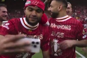 努涅斯：浇给！萨拉赫你别跑让我浇一下！🤣萨拉赫：滚犊子啊！