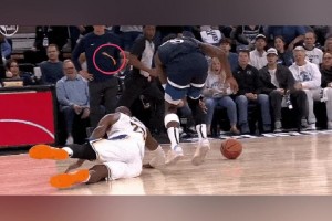 挡灾了？华子答应抗癌小球迷一直戴着的手环被打飞 痛苦倒地所幸无碍