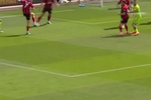 你俩玩啥play呢😅抖动的美女起身想要庆祝，被男友狠抓大腿