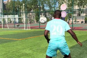 博主与国安外援法比奥PK停球，网友：基本功都很扎实👍