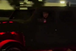 东契奇在回家的路上停车为粉丝签名