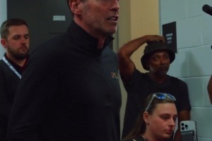 不要松懈！4-0横扫热火晋级后骑士主帅在更衣室训话