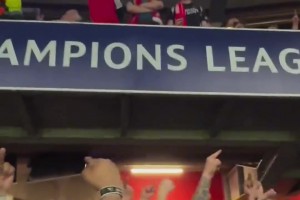 阿森纳进球被取消后，巴黎球迷疯狂挑衅阿森纳球迷