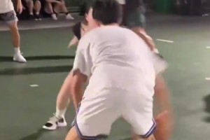 身材爆炸的小姐姐竟然是防守悍将，根本过不去