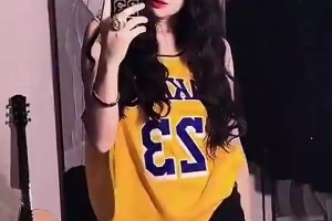 伤心的湖人球迷请进！😍黑丝大长腿！这位女詹密简直极品呀！