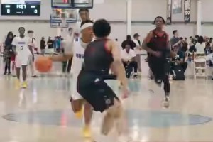 微微一笑！杜兰特近日被网友发现在观看2027级学生的比赛