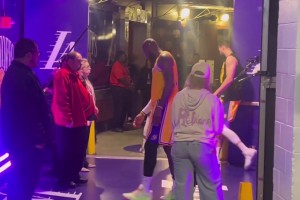 家人的安慰！詹姆斯妻子在球员通道等待老詹父子 献上亲吻拥抱