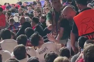 愤怒的巴萨球迷驱逐在现场看欧冠的皇马球迷😡