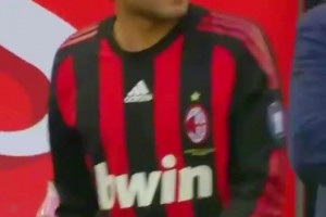 小乌龟比尤德斯补时替换贝克汉姆上场，米兰首秀未触球便告结束