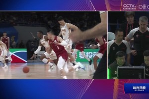 陈盈骏犯规被吹违体！迪亚洛落地严重崴脚受伤，直接返回更衣室！