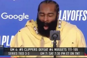 😰把登哥累坏了！赛后新闻发布会，哈登疯狂打哈欠！