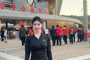 😡球迷：泰山的球还不如泰山美女球迷好看