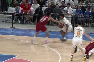 全是博弈啊！雷蒙造成张宁进攻犯规，张宁向裁判示意前者夹臂！