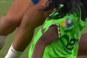 WTF！女足起身时踢了一下对方的屁股，这么丝滑的抖动🫠